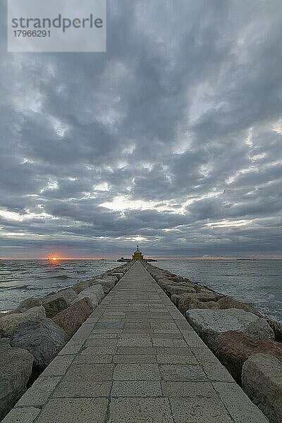 Deich und Leuchtturm bei Sonnenaufgang  Punta Sabbioni  Venedig  Venezianische Lagune  Mittelmeer  Venetien  Italien  Europa