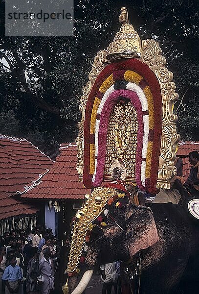 Vallanghy Nenmara Vela Festival in der Nähe von Palakkad oder Palghat  Kerala  Indien  Asien