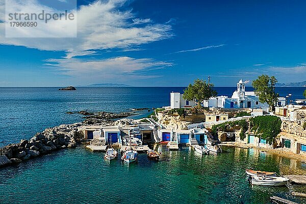 Kleiner Hafen mit Fischerbooten und kristallklaren Wasser  traditionelle weiße Häuser  Kirche  Mandrakia  Insel Milos  Griechenland  Europa
