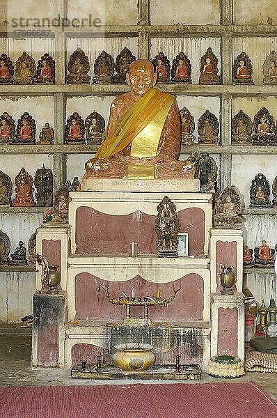 Historische alte Statue von buddhistischer Mönch in buddhistisches Kloster  Insel Koh Lanta  Provinz Krabi  Thailand  Asien