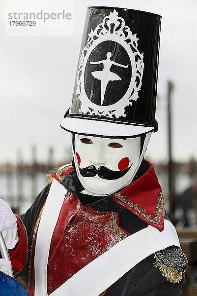 Kostümierter Mann mit traditioneller venezianischer Maske  Karneval in Venedig  Venetien  Italien  Europa