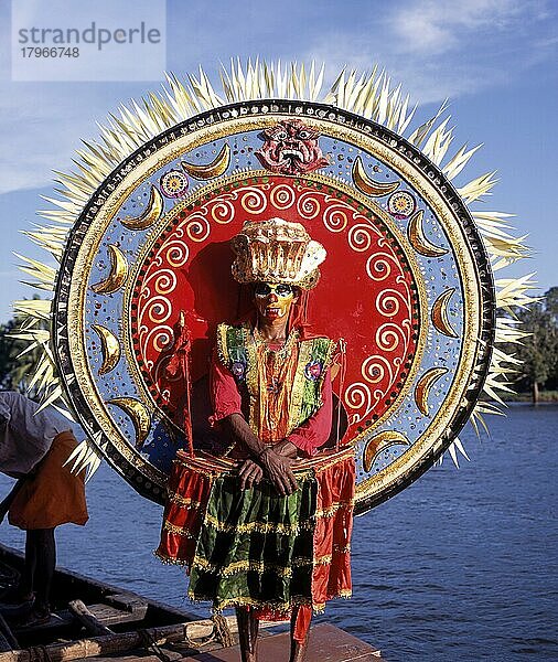 Theyyam-Tänzerin  ritueller Tempeltanz  Kerala  Indien  Asien