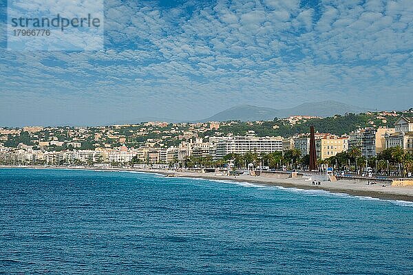 Malerischer Blick auf die Mittelmeerküste in Nizza  Frankreich  Wellen des Mittelmeeres schlagen an die Küste  Menschen entspannen sich am Strand  Nizza  Frankreich  Europa