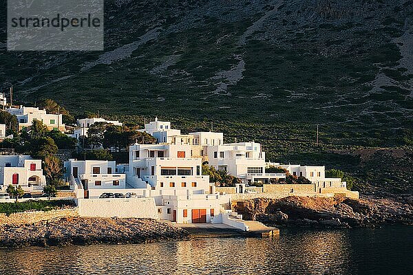 Kamares Stadt mit traditionellen weißen Häusern auf der Insel Sifnos bei Sonnenuntergang. Griechenland