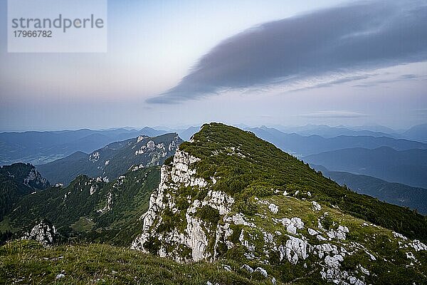 Markante Felswand  Ausblick vom Gipfel der Benediktenwand bei Sonnenuntergang  Bayrischen Voralpen  Bayern  Deutschland  Europa