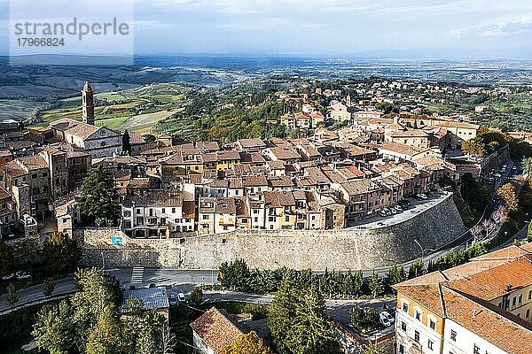 Luftaufnahme von Montepulciano und auf das Tal Val d'Orcia Crete Provinz Siena Toskana Italien