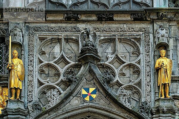 Goldene Statuen und architektonische Details an der Fassade über dem Eingang der Basilika des Heiligen Blutes in Brügge  Belgien  Europa