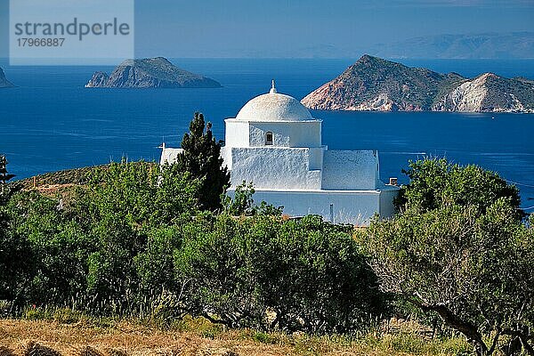 Landschaftliche Ansicht griechisch-orthodoxe traditionelle weiß getünchte Kirche auf der Insel Milos mit Ägäischem Meer im Hintergrund  Insel Milos  Griechenland  Europa