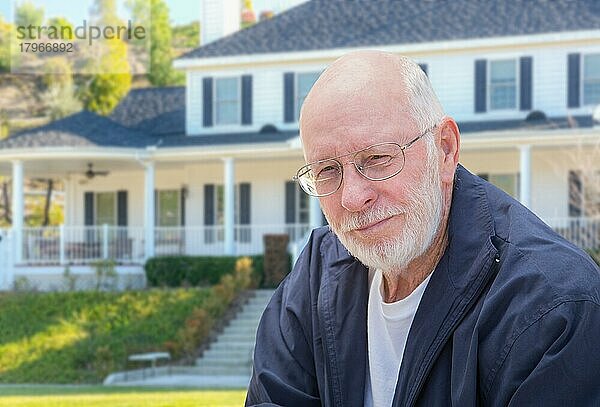 Älterer erwachsener Mann vor einem schönen Haus