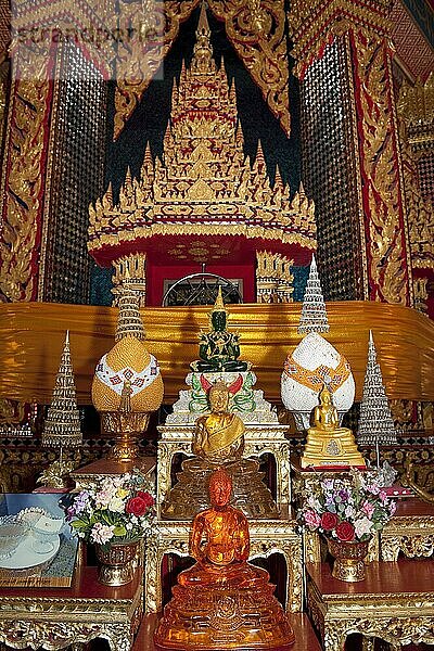 Anbetungsraum mit buddhistische Symbole und kleine Statue von Buddha  buddhistischer Tempel Wat Bang Riang  Thap Put  Provinz Phang Nga  Thailand  Asien