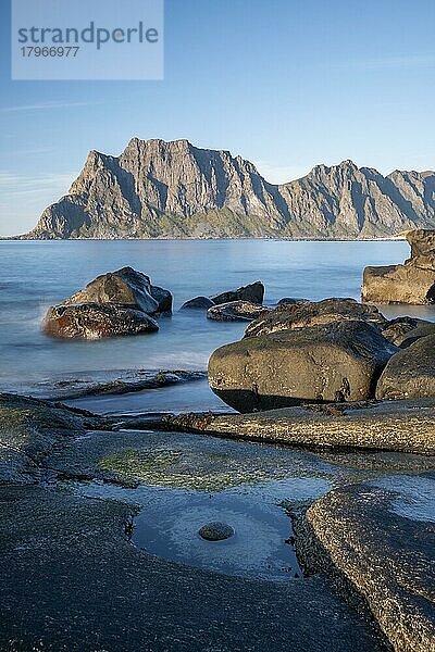 Strand mit großen Steinen  Uttakleiv  Vestvågøya  Lofoten  Norwegen  Europa