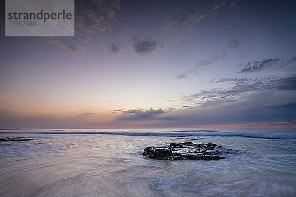 Langzeitaufnahme  Wellen am Meer  Abendstimmung am Piedra Playa  El Cotillo Beach  El Cotillo  Fuerteventura  Kanarische Inseln  Spanien  Europa
