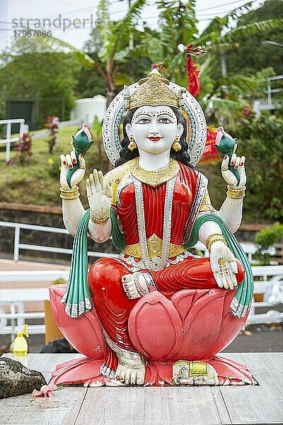 Statue der Göttin Saraswati am heiligen See von Ganga Talao im Süden der Insel Mauritius