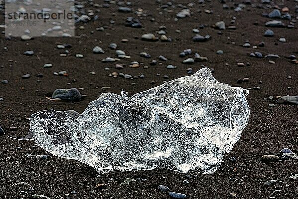 Geschmolzener Eisberg  Eiskristall und Kieselsteine am schwarzen Lavastrand  Diamond Beach  Jökulsárlón  Vatnajökull Nationalpark  Südostisland  Island  Europa