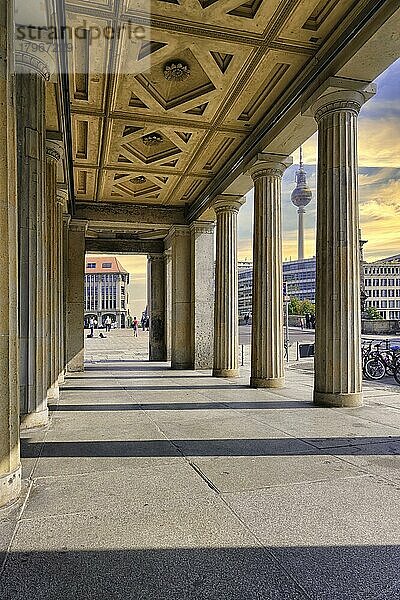 Kolonnade der Alten Nationalgalerie  Museumsinsel  Berlin Mitte  Berlin  Deutschland  Europa