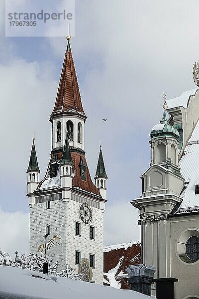 Altes Rathaus und Heiliggeistkirche am Viktualienmarkt  winterlich verschneit  München  Bayern  Oberbayern  Deutschland  Europa