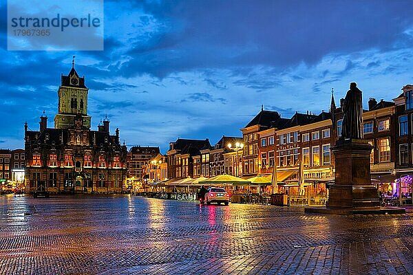 Delfter Rathaus und Delfter Markt mit Hugo de Groot-Denkmal am Abend  Delfth  Niederlande  Europa