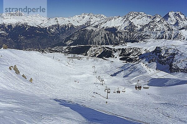 Ausblick auf Skipiste  Skilift  Flugplatz  schneebedeckte Berge  Skigebiet 3 Trois Vallees  Courchevel  Haute Savoie  Hoch Savoyen  Frankreich  Europa