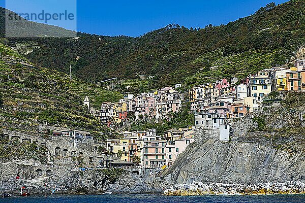 Die Ortschaft Manarola mit seinen verschachtelten und in den Hang gebauten pastellfarbenen Häusern  Aussicht vom Meer  Manarola  Cinque Terre  Ligurische Küste  Ligurien  Italien  Europa