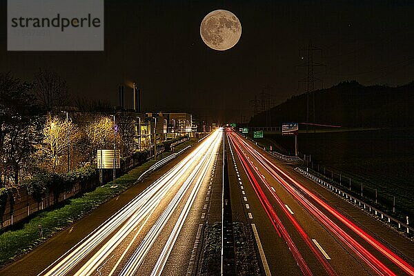 Lichtspuren fahrender Fahrzeuge auf der Autobahn  mit Vollmond  Augst Kanton Aargau  Schweiz  Europa