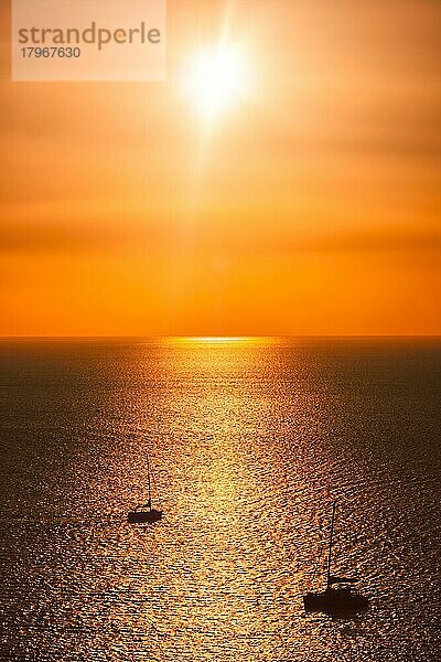 Yacht Boote Silhouetten in der Ägäis bei Sonnenuntergang. Mykonos  Griechenland  Europa