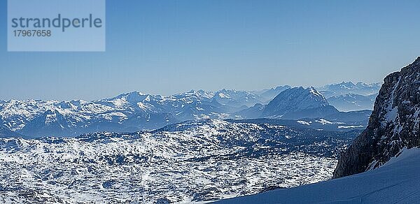 Blauer Himmel über Winterlandschaft  schneebedeckte Alpengipfel  Aussicht vom Dachstein Gletscher zum Grimming  Dachstein Gletscher  Steiermark  Österreich  Europa