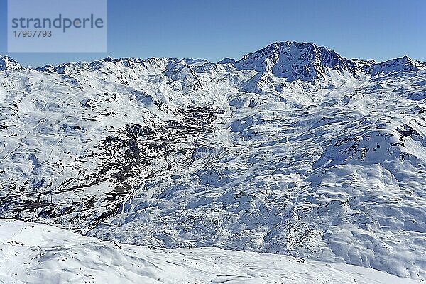 Ausblick auf schneebedeckte Berge und Landschaft  Val Thorens  Skigebiet Trois 3 Vallees  Val Thorens  Haute Savoie  Hoch Savoyen  Frankreich  Europa