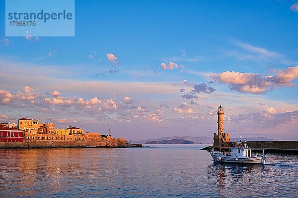 Das Fischerboot  das im malerischen alten Hafen von Chania aufs Meer hinausfährt  ist eines der Wahrzeichen und touristischen Ziele der Insel Kreta am Morgen. Chania  Kreta  Griechenland  Europa