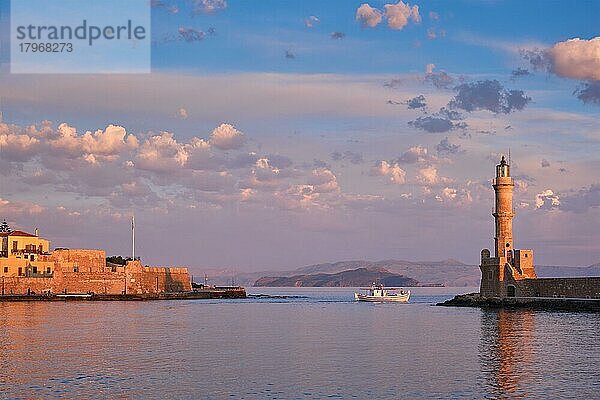 Das Fischerboot  das im malerischen alten Hafen von Chania aufs Meer hinausfährt  ist eines der Wahrzeichen und touristischen Ziele der Insel Kreta am Morgen. Chania  Kreta  Griechenland  Europa