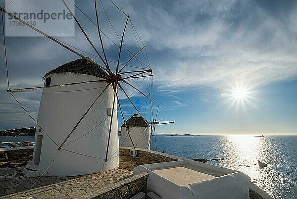 Blick auf die berühmten Windmühlen von Mykonos Stadt  Traditionelle griechische Windmühlen auf der Insel Mykonos bei Sonnenuntergang  Kykladen  Griechenland  Wanderung mit Steadycam  Europa