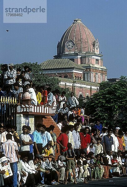 Menschen versammeln sich vor dem Presidency College während der Feierlichkeiten zum Tag der Republik in Chennai  Madras  Tamil Nadu  Indien. Das Presidency College wurde 1870 erbaut  Chennai