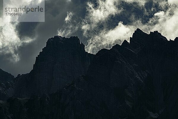 Gipfeldetail der Kalkkögel im Gegenlicht  mit dramatischen Wolken  Sellrain  Innsbruck  Tirol  Österreich  Europa