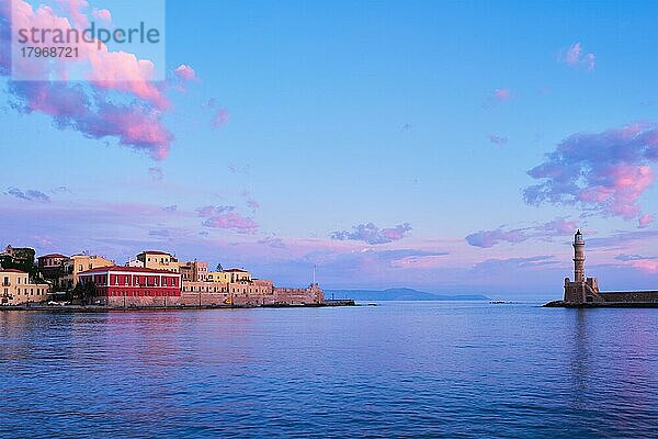 Der malerische alte Hafen von Chania ist eines der Wahrzeichen und touristischen Ziele der Insel Kreta am Morgen bei Sonnenaufgang. Chania  Kreta  Griechenland  Europa