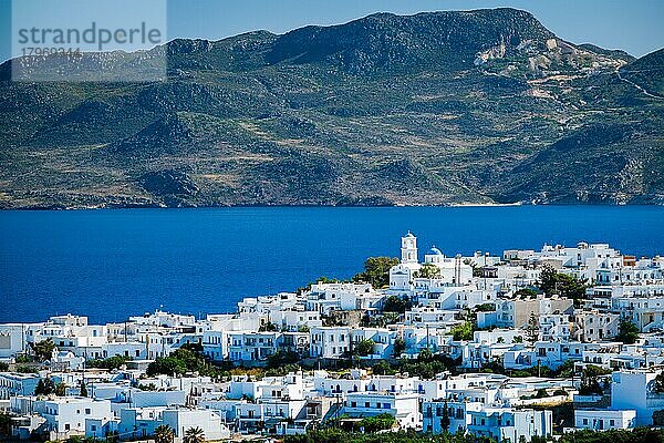 Blick auf das Dorf Plaka mit der traditionellen griechischen Kirche und den weiß getünchten Häusern und die Meeresküste  Insel Milos  Griechenland  Europa