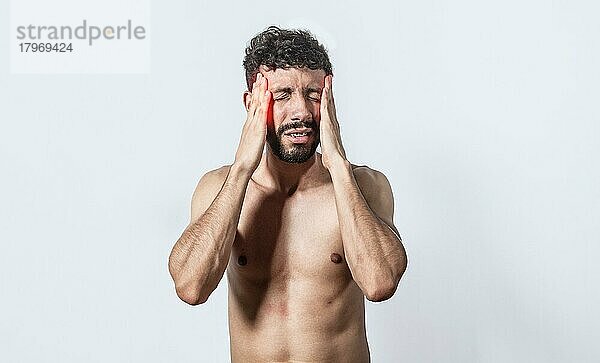 Shirtless Mann mit Kopfschmerzen  Person mit Kopfschmerzen auf isolierten Hintergrund  Mann mit Schmerzen hält seinen Kopf  Migräne Mann Konzept