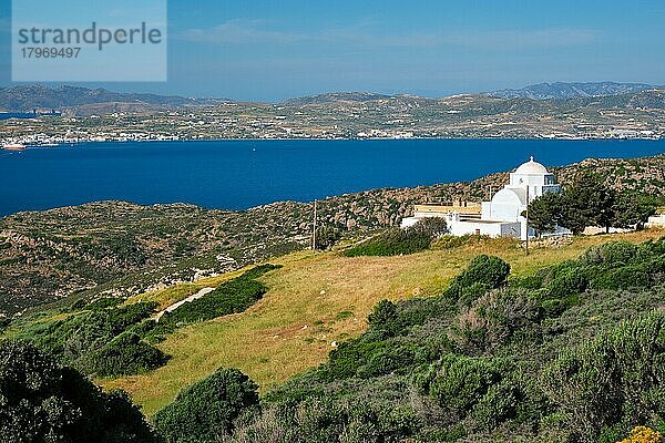 Blick auf die Insel Milos  das Ägäische Meer und die traditionelle griechisch-orthodoxe  weiß getünchte Kirche  Insel Milos  Griechenland  Europa