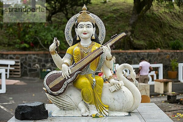 Statue der Göttin Saraswati am heiligen See von Ganga Talao im Süden der Insel Mauritius
