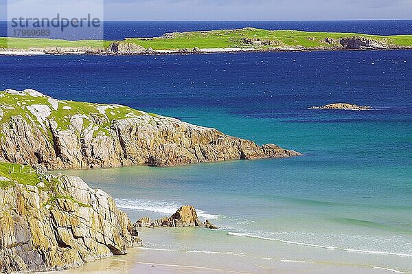 Weiter Sandstrand und Felsen östlich von Durness  Highlands  Schottland  Großbritannien  Europa