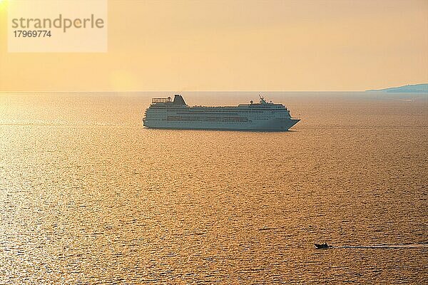 Kreuzfahrtschiff und Yacht Boot Silhouetten in der Ägäis bei Sonnenuntergang  Mykonos Insel  Griechenland  Europa