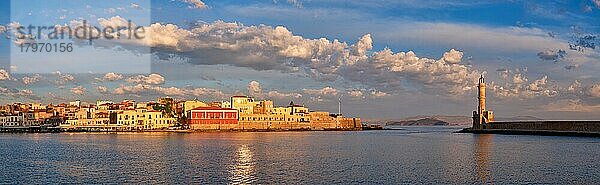 Panorama des malerischen alten Hafens von Chania  eines der Wahrzeichen und touristischen Ziele der Insel Kreta  morgens bei Sonnenaufgang  Chania  Kreta  Griechenland  Europa