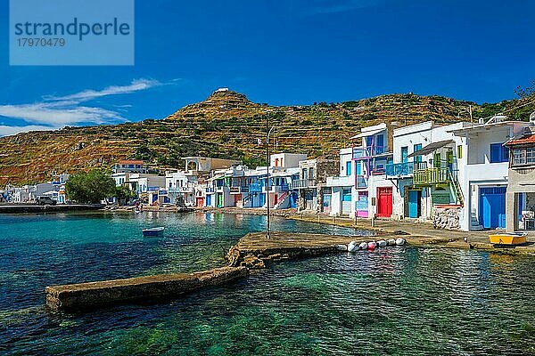 Malerisches griechisches Fischerdorf Klima mit weiß getünchten traditionellen Häusern und bunten Fenstern und Türen auf der Insel Milos in Griechenland