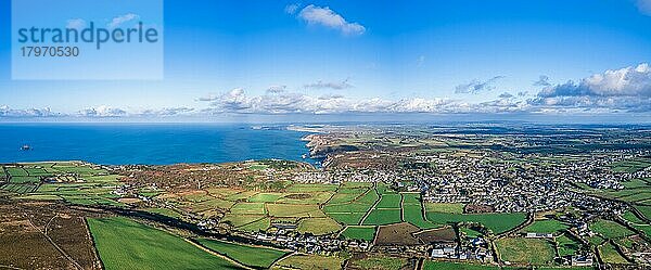Panorama von einer Drohne über St. Agnes  Cornwall  England  Großbritannien  Europa