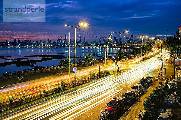 Mumbai berühmte ikonische Touristenattraktion Queen's Necklace Marine Drive in der Nacht mit Auto Lichtspuren. Mumbai  Maharashtra  Indien  Asien