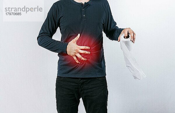 Mann mit Magenproblemen hält Toilettenpapier  Person mit Toilettenpapier mit Magenproblemen auf isoliertem Hintergrund  Konzept einer Person mit Verdauungs- und Durchfallproblemen