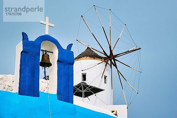 Alte traditionelle  weiß getünchte griechische Windmühle und orthodoxe christliche Kirchenglocke auf der Insel Santorin in Oia  Dorf Oia  Santorin  Griechenland  Europa