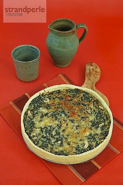 Schwäbische Küche  Spinatkuchen mit Mürbteigboden  salziger Kuchen  Hauptgericht  backen  aus dem Ofen  typisch Schwäbisch  vegetarisch  gesund  Traditionsküche  Krug  Becher  Foodfotografie  Studio  Deutschland  Europa