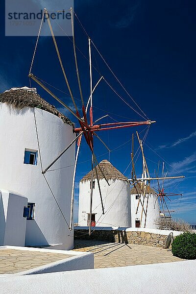 Blick auf die berühmten Windmühlen von Mykonos-Stadt. Traditionelle griechische Windmühlen auf der Insel Mykonos  Kykladen  Griechenland  Europa