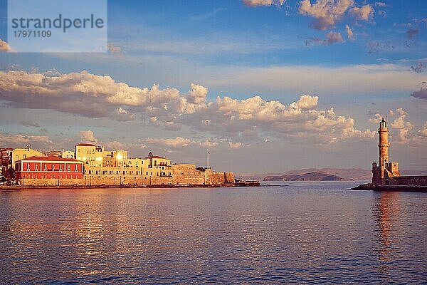 Der malerische alte Hafen von Chania ist eines der Wahrzeichen und touristischen Ziele der Insel Kreta am Morgen bei Sonnenaufgang  Chania  Kreta  Griechenland  Europa