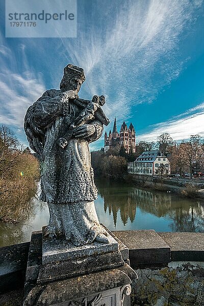 Der Limburger Dom von der Alten Brücke mit Statue St. John of Nepomuk bei Sonnenaufgang  Fluss Lahn  Hessen  Deutschland  Europa