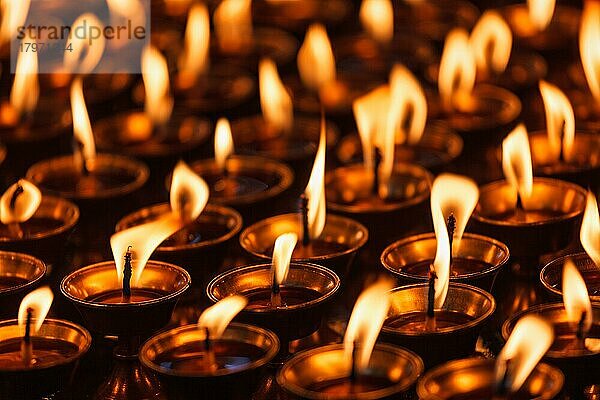 Brennende Kerzen in einem buddhistischen Tempel  Dharamsala  Himachal Pradesh
